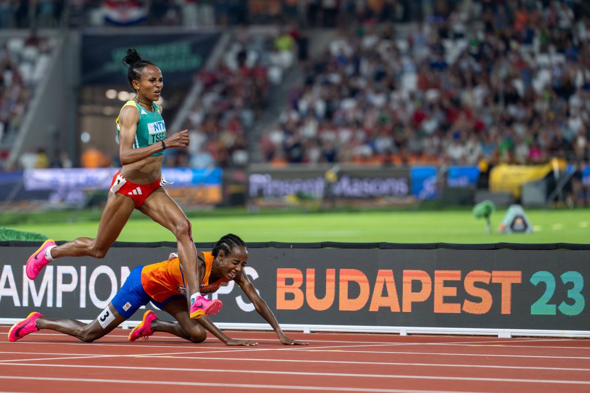 Scene incredibile la Mondialele de atletism: au pierdut două medalii de aur în câteva minute după două căzături în fața liniei de sosire