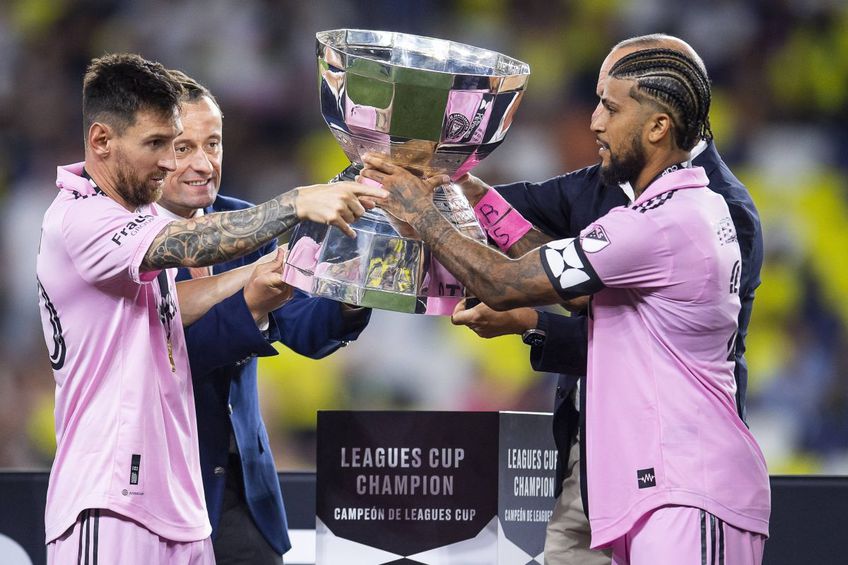 Leo Messi, alături de DeAndre Yedlin și primul trofeu câștigat la Inter Miami. Foto: Imago