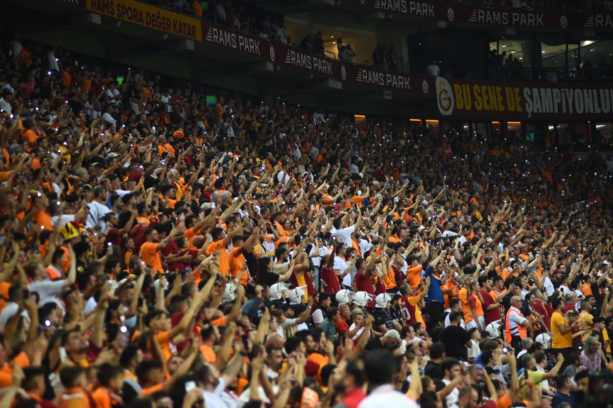 Te trec fiori! Ziyech, prezentare de senzație la noua echipă » Show în peluză alături de ultrași