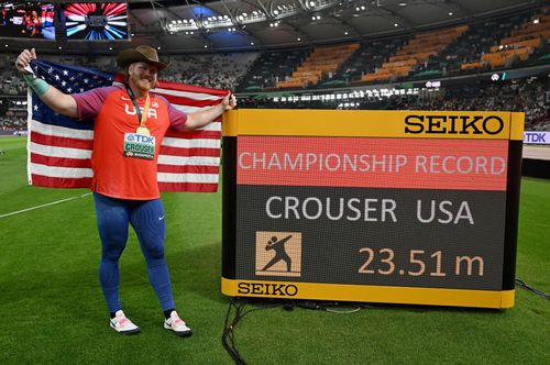 Ryan Crouser cu medalia și steagul SUA Foto Guliver/GettyImages