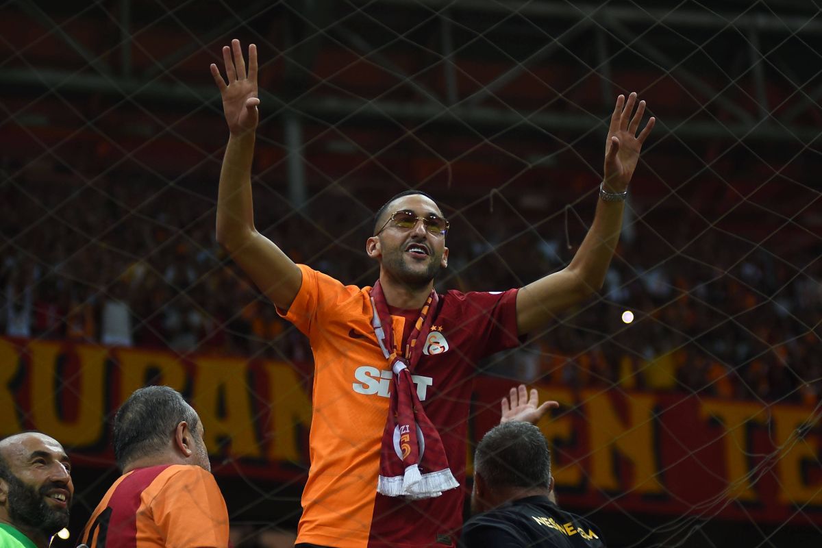 Te trec fiori! Ziyech, prezentare de senzație la noua echipă » Show în peluză alături de ultrași