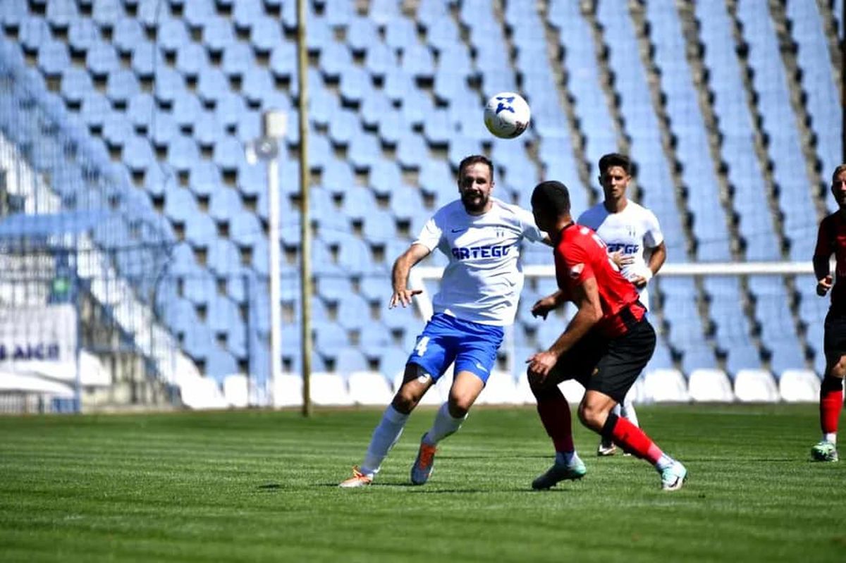 Sute de ciori distrug gazonul de pe Stadionul Municipal din Târgu Jiu