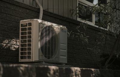 Ventilator sau aparat de aer condiționat pentru cel mic? Dilema părinților în zilele caniculare