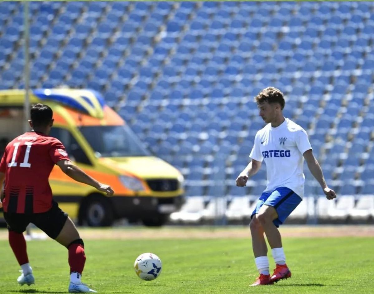 Sute de ciori distrug gazonul de pe Stadionul Municipal din Târgu Jiu