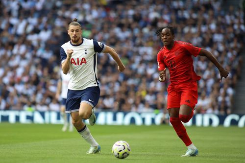 Fanii celor de la Tottenham îi cer antrenorului Ange Postecoglou (58 de ani) să îl folosească titular pe fundașul central Radu Drăgușin (22). / foto: Imago Images