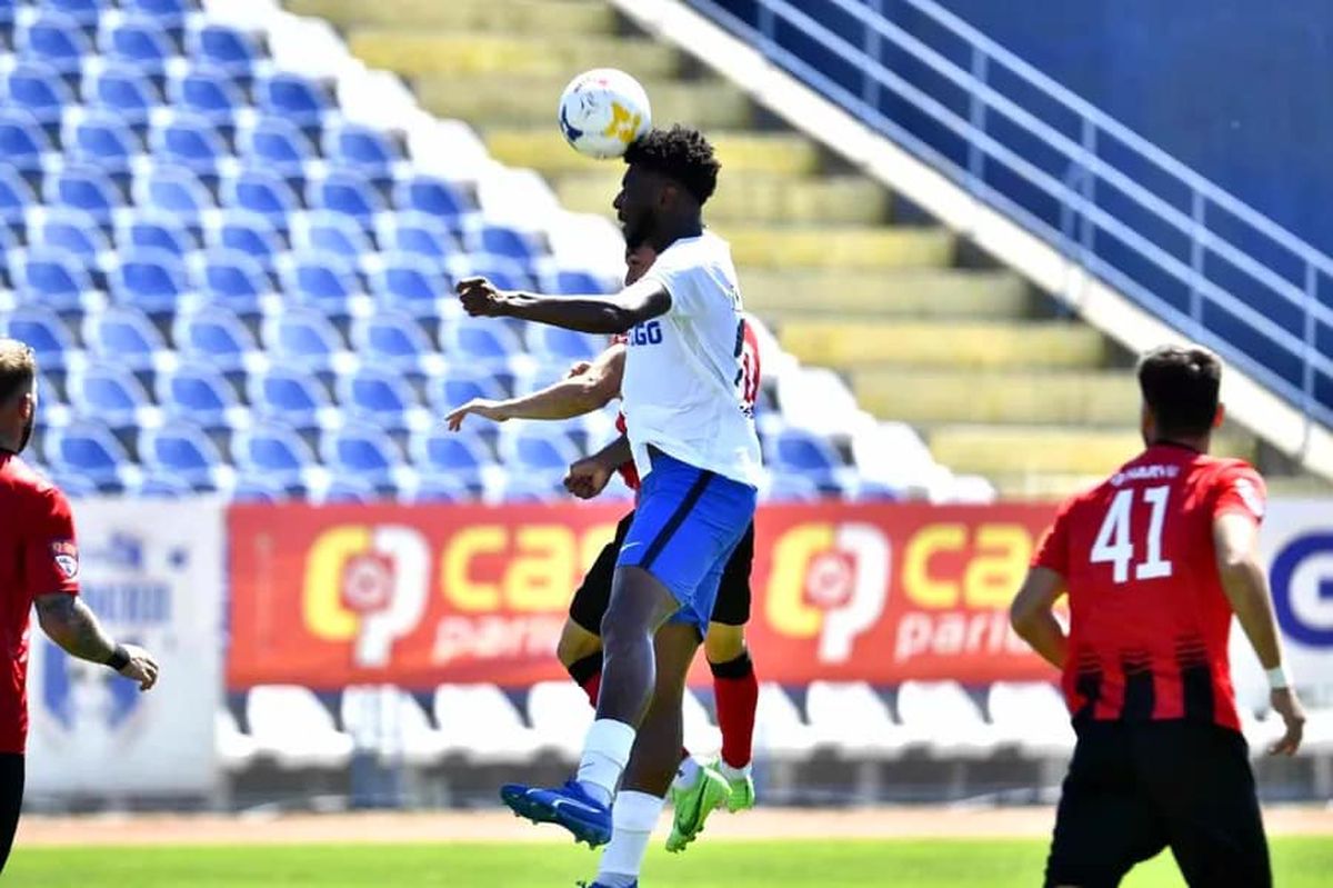 Sute de ciori distrug gazonul de pe Stadionul Municipal din Târgu Jiu