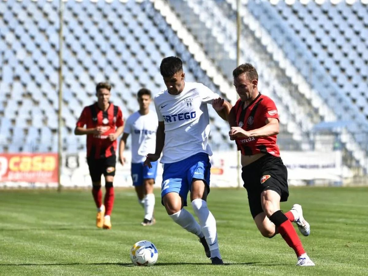 Sute de ciori distrug gazonul de pe Stadionul Municipal din Târgu Jiu