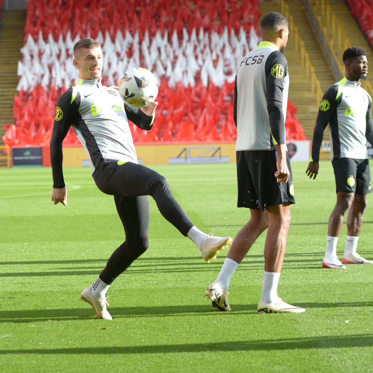 Au dat buzna în scenografia scoțienilor! FCSB, antrenament oficial pe stadionul special al lui Aberdeen: Marea Nordului, la 300 m de peluză