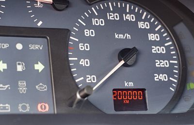 Cum să eviți frauda cu kilometrajul când cumperi un Renault în România