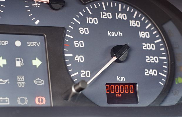 Cum să eviți frauda cu kilometrajul când cumperi un Renault în România