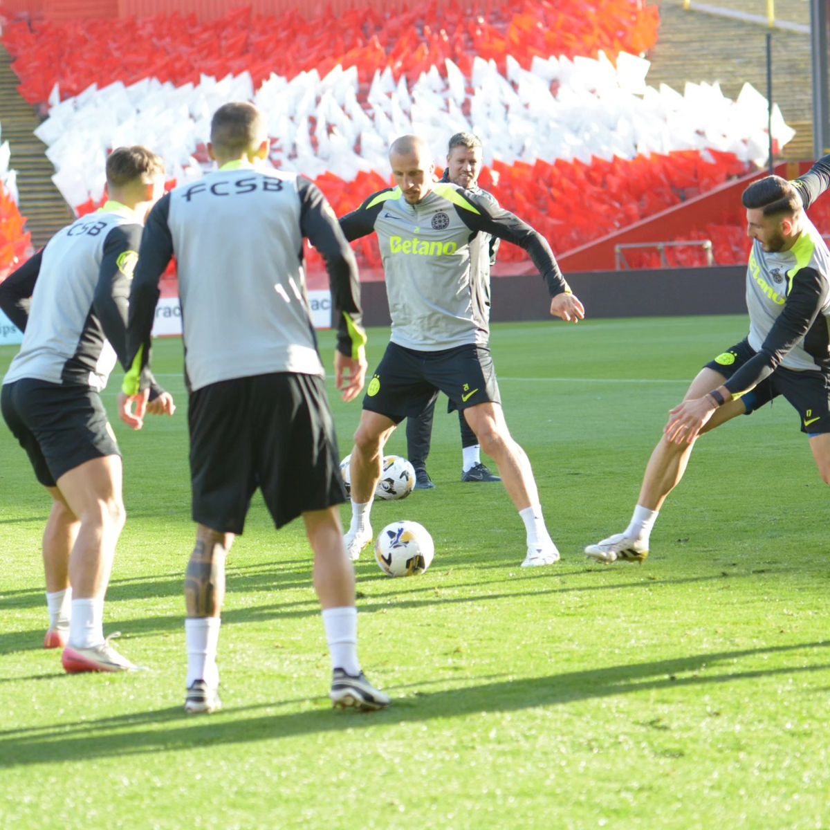 Au dat buzna în scenografia scoțienilor! FCSB, antrenament oficial pe stadionul special al lui Aberdeen: Marea Nordului, la 300 m de peluză