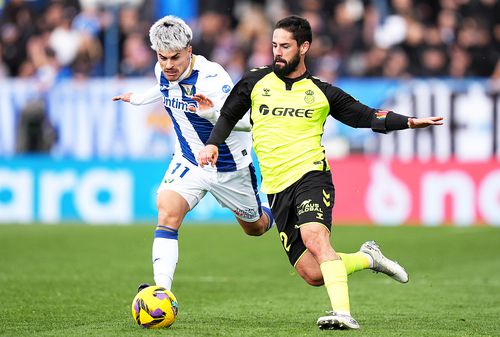 Juan Cruz, în duel cu Isco // foto: Guliver/gettyimages