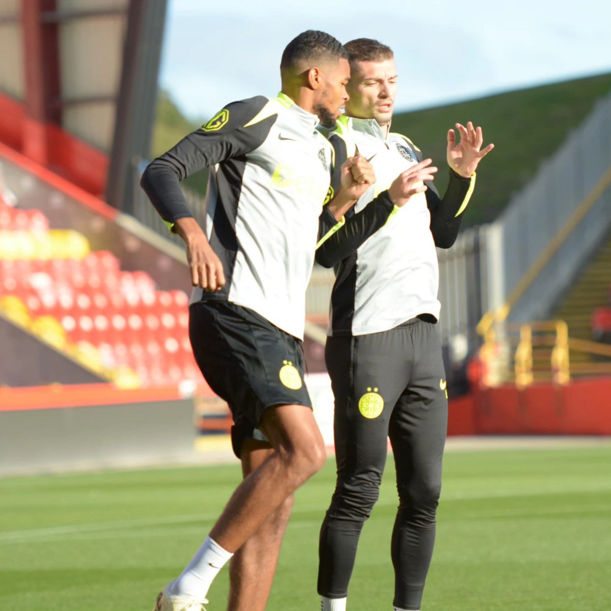 Au dat buzna în scenografia scoțienilor! FCSB, antrenament oficial pe stadionul special al lui Aberdeen: Marea Nordului, la 300 m de peluză