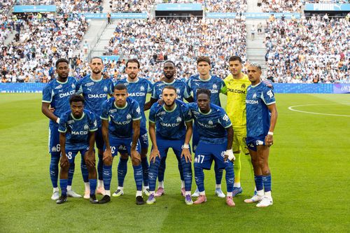 Adrien Rabiot (al doilea din stânga pe rândul de sus) și Jonathan Rowe (ultimul pe rândul de jos), în amicalul jucat de Marseille cu Aston Villa / Foto: Imago