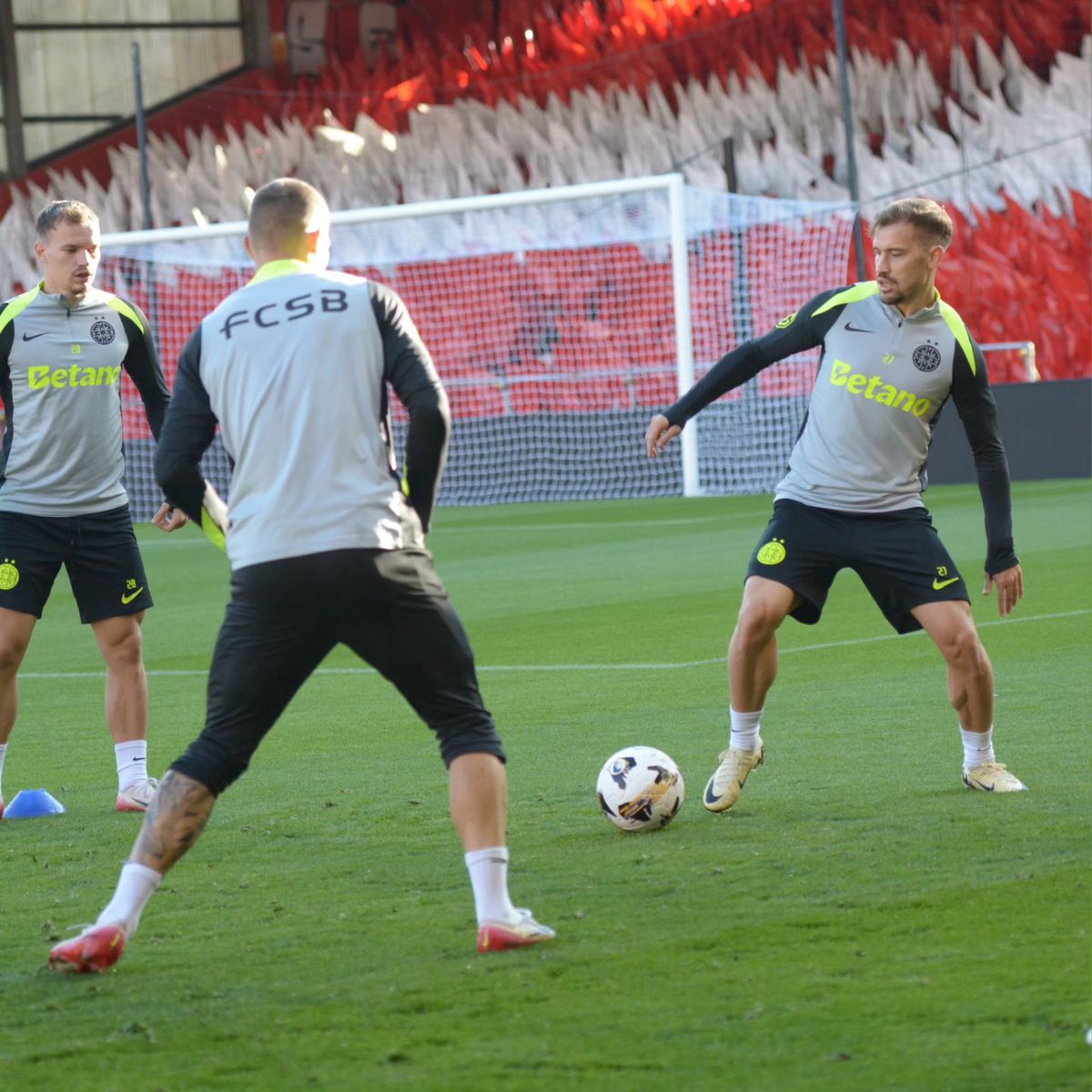 Au dat buzna în scenografia scoțienilor! FCSB, antrenament oficial pe stadionul special al lui Aberdeen: Marea Nordului, la 300 m de peluză