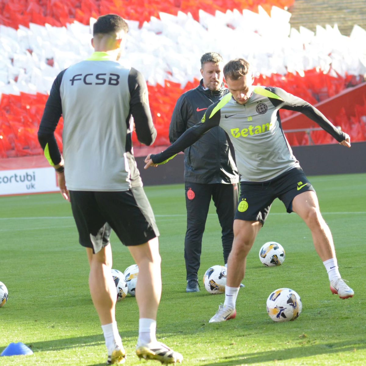 Au dat buzna în scenografia scoțienilor! FCSB, antrenament oficial pe stadionul special al lui Aberdeen: Marea Nordului, la 300 m de peluză