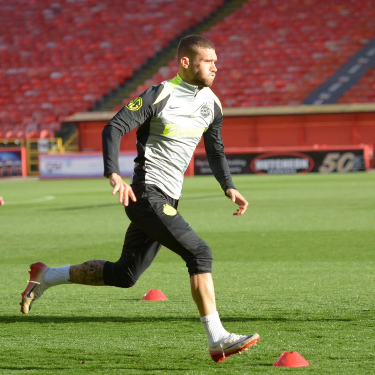 Au dat buzna în scenografia scoțienilor! FCSB, antrenament oficial pe stadionul special al lui Aberdeen: Marea Nordului, la 300 m de peluză