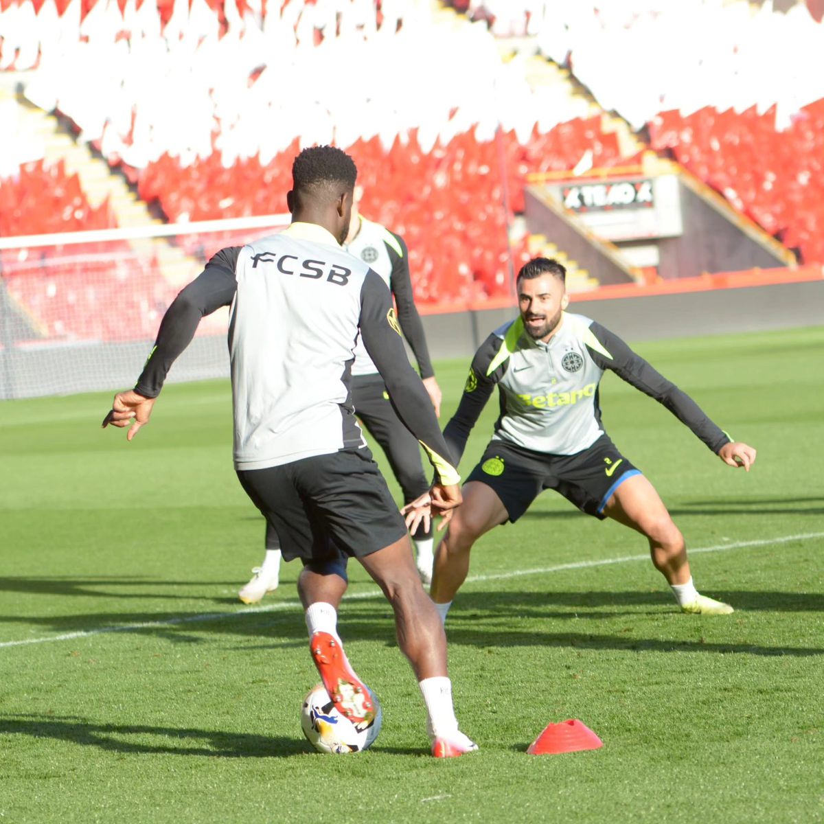 Au dat buzna în scenografia scoțienilor! FCSB, antrenament oficial pe stadionul special al lui Aberdeen: Marea Nordului, la 300 m de peluză