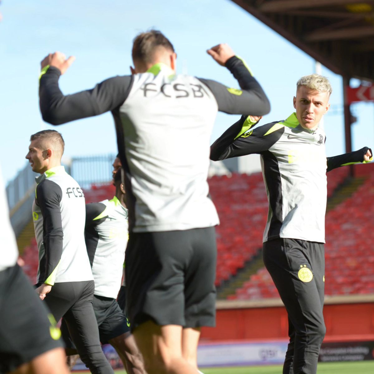 Au dat buzna în scenografia scoțienilor! FCSB, antrenament oficial pe stadionul special al lui Aberdeen: Marea Nordului, la 300 m de peluză