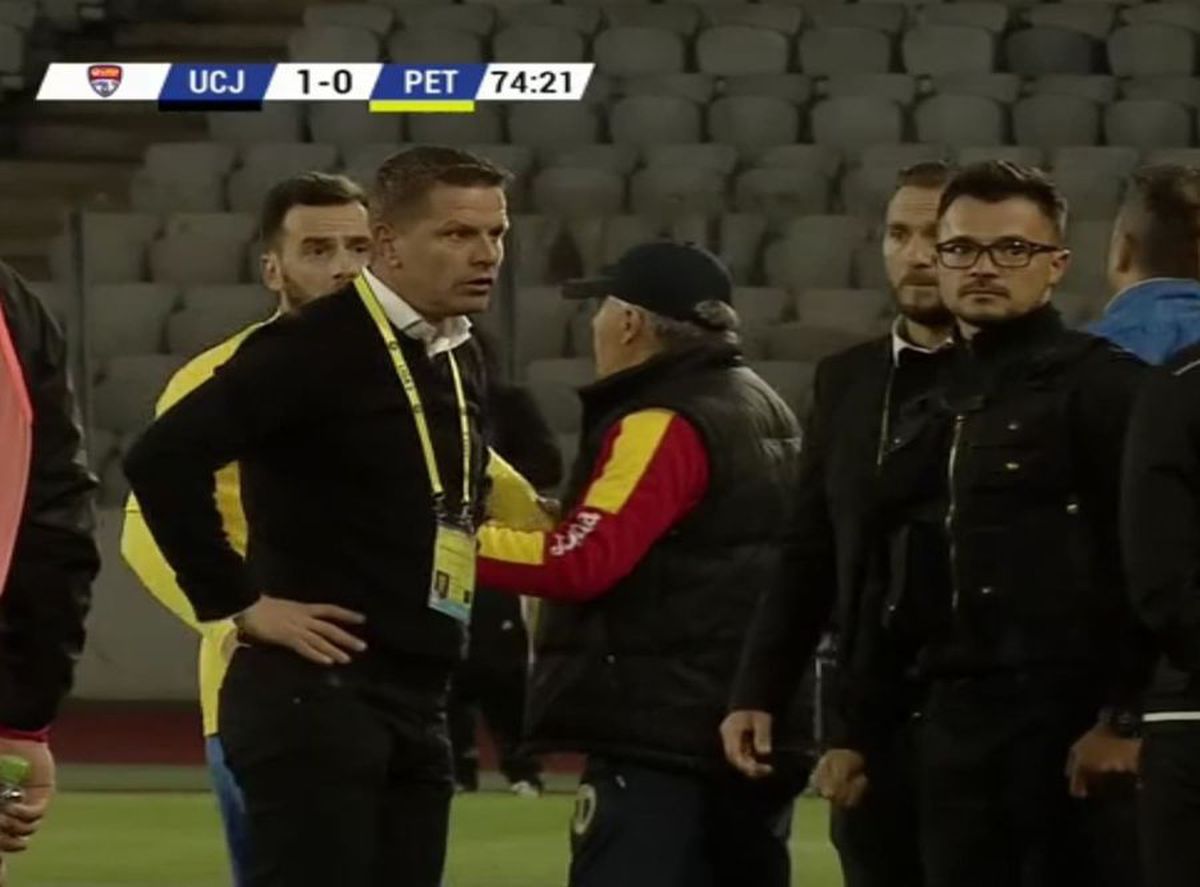 FOTO Scandal URIAȘ la U Cluj - Petrolul » Flavius Stoican a vrut să scoată echipa de pe teren! + Iureș la vestiare: „De ce m-ai eliminat, mă, băiatule?”