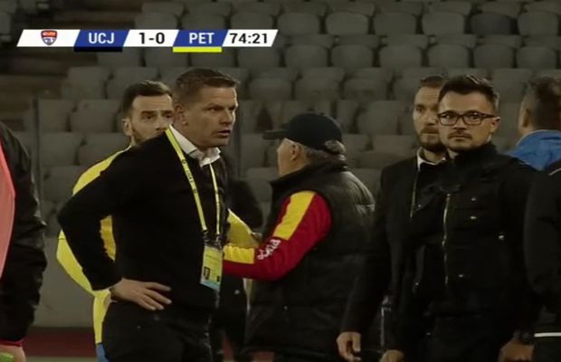 FOTO Scandal URIAȘ la U Cluj - Petrolul » Flavius Stoican a vrut să scoată echipa de pe teren! + Iureș la vestiare: „De ce m-ai eliminat, mă, băiatule?”