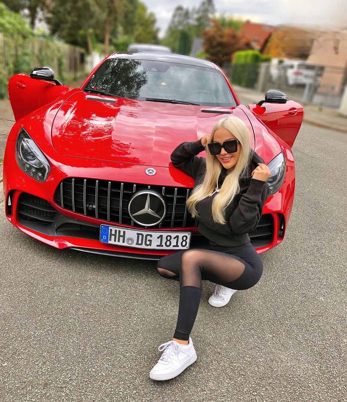 FOTO Nu faceți asta în Germania! Ce a pățit un fotomodel când a făcut un selfie pe mașina poliției germane