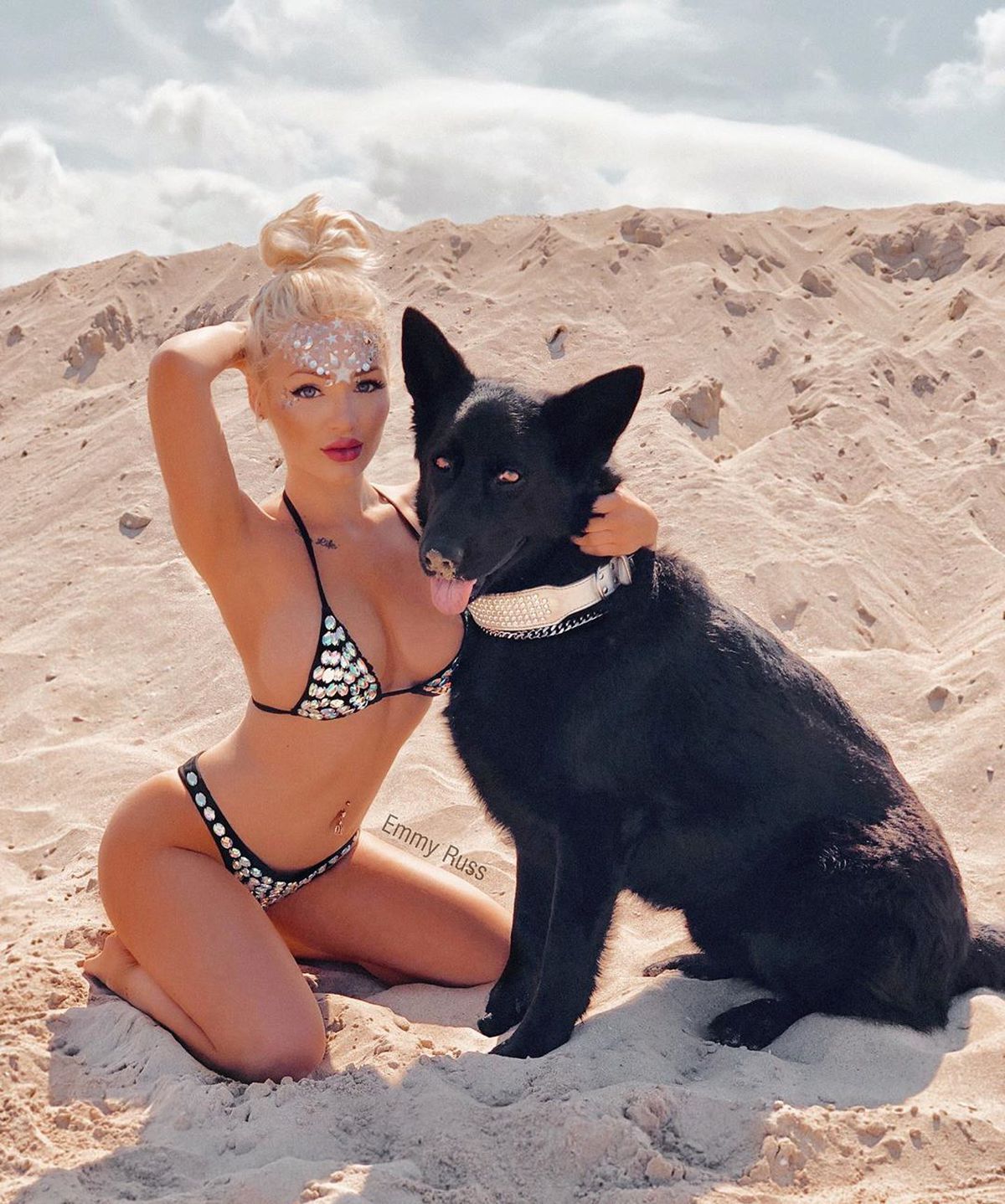 FOTO Nu faceți asta în Germania! Ce a pățit un fotomodel când a făcut un selfie pe mașina poliției germane