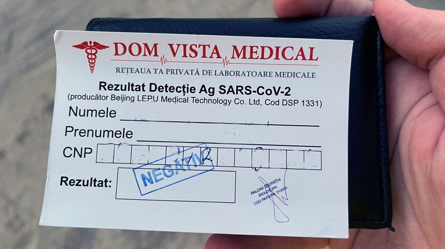 Așa arată un cartonaș pe care îl primesc suporterii celor de la FCSB după testarea de la stadion Semne de întrebare legate de testele COVID făcute fanilor » Raed Arafat, pentru GSP: „Clinicile sunt obligate să dea adeverințe!”