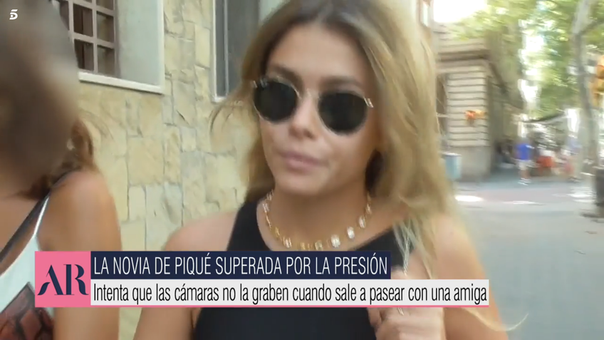 Clara Marti, noua iubită a lui Gerard Pique, a fost urmărită de jurnaliști pe străzile din Barcelona