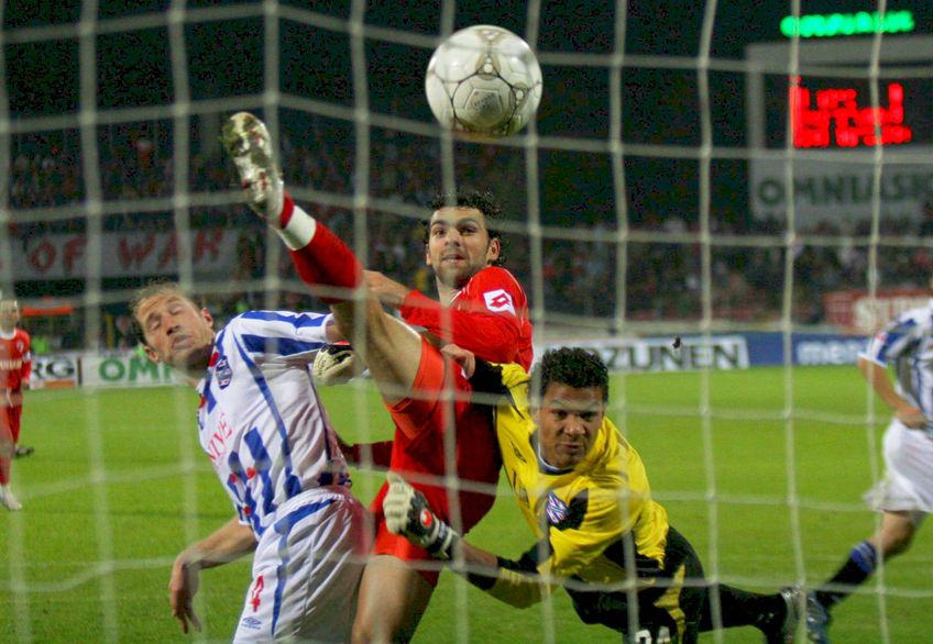 Boy Waterman (39 de ani), portarul care o bloca pe Dinamo în grupele ediției 2005/2006 din Cupa UEFA, în remiza 0-0 cu Heerenveen, este astăzi pe banca de rezerve a lui PSV în deplasarea cu Arsenal.