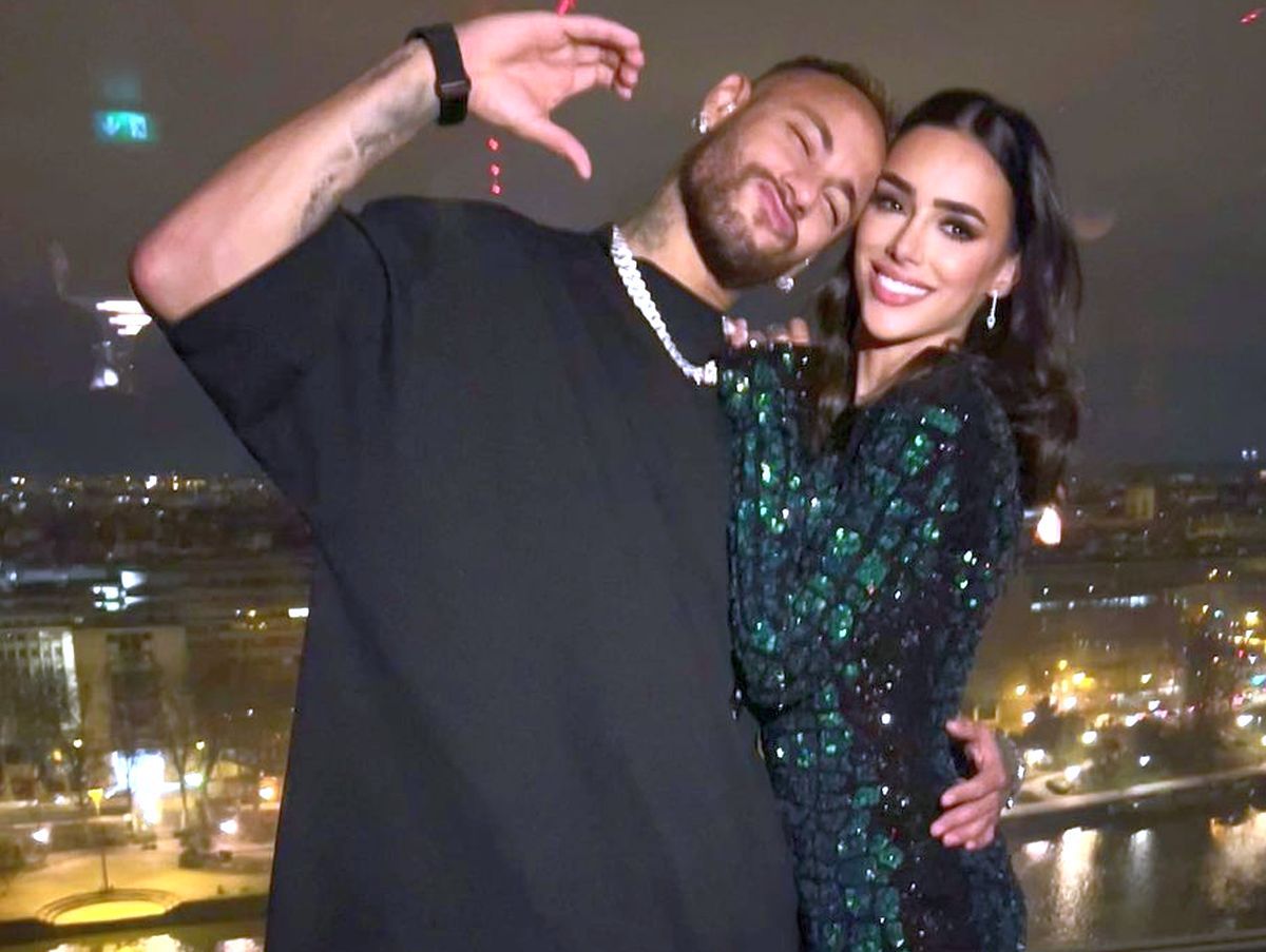 Iubita însărcinată a lui Neymar, devastată după ce fotbalistul a fost surprins în club cu două fete