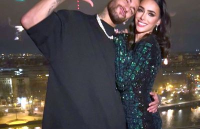 Iubita însărcinată a lui Neymar, devastată după ce fotbalistul a fost surprins în club cu două fete