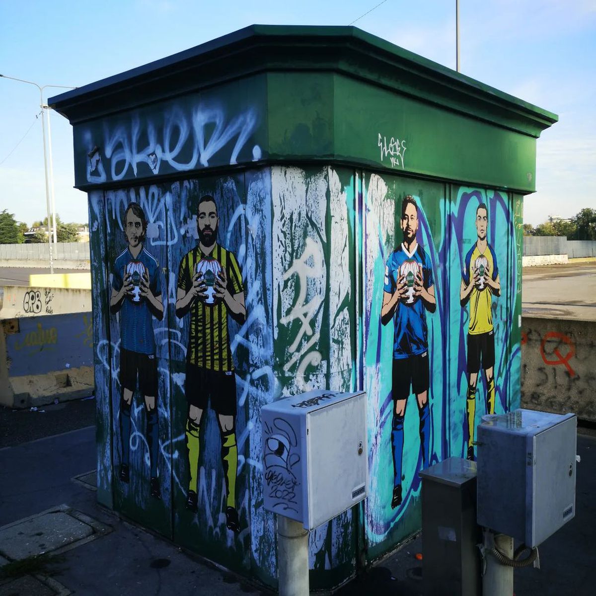 Cristiano Ronaldo, Karim Benzema, Neymar și Roberto Mancini, pictați în afara arenei San Siro
