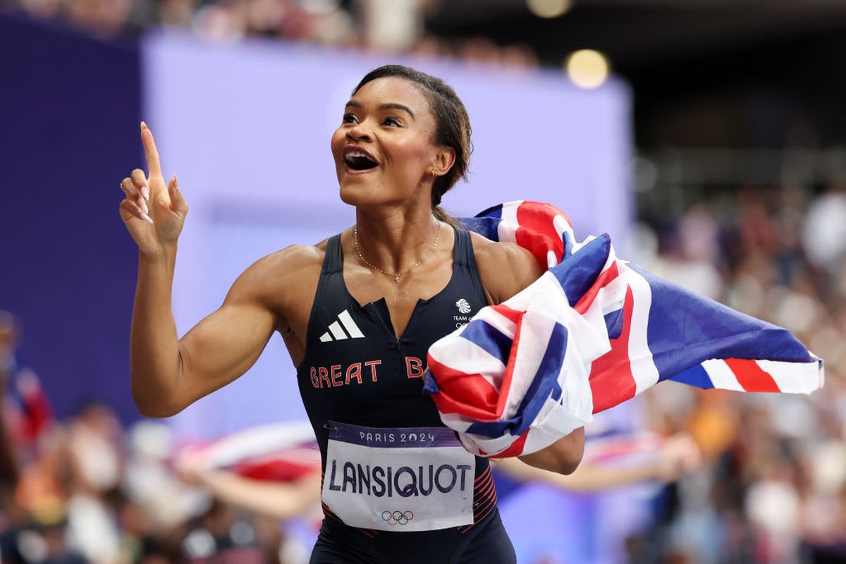 Medaliata cu argint de la Jocurile Olimpice i-a lăsat muți de uimire! A venit cu o rochie transparentă la „Săptămâna modei”