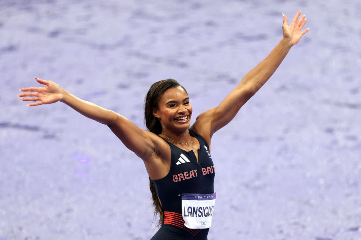 Medaliata cu argint de la Jocurile Olimpice i-a lăsat muți de uimire! A venit cu o rochie transparentă la „Săptămâna modei”