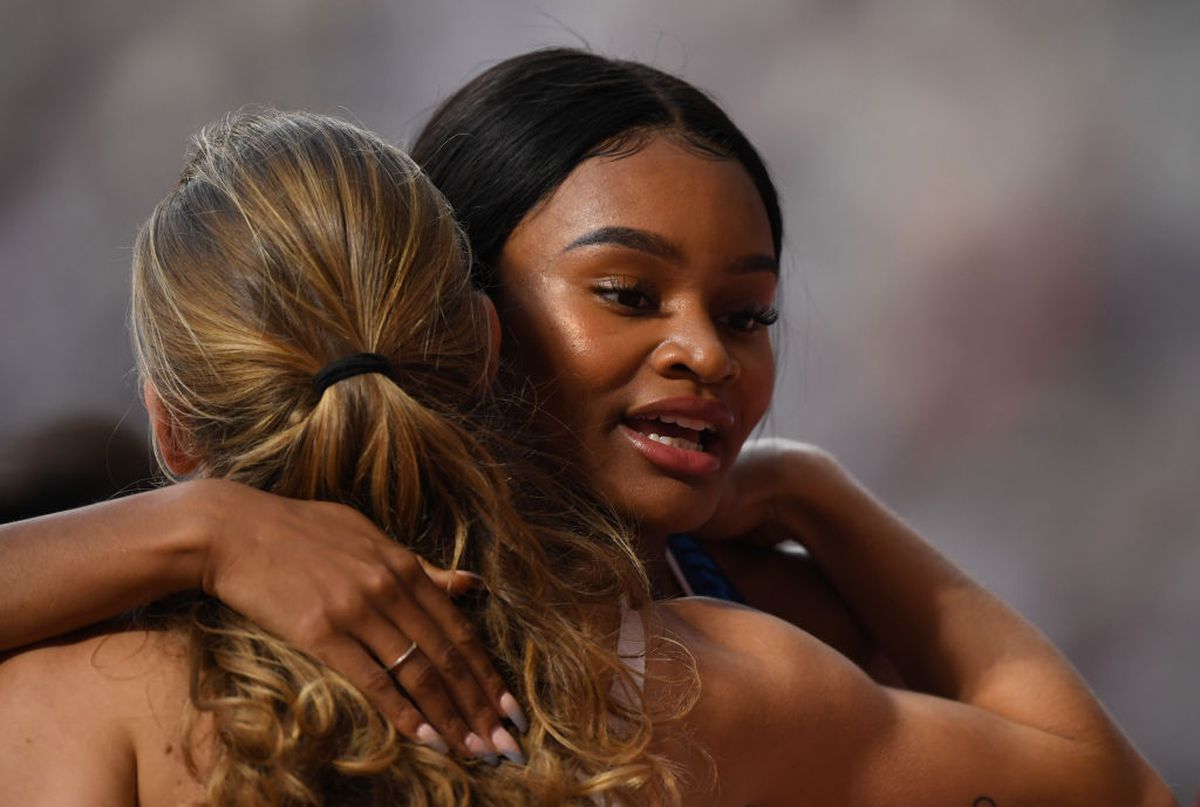 Medaliata cu argint de la Jocurile Olimpice i-a lăsat muți de uimire! A venit cu o rochie transparentă la „Săptămâna modei”