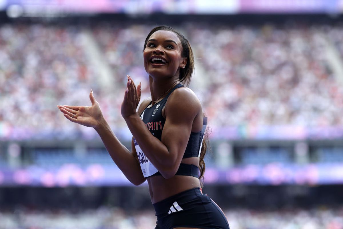 Medaliata cu argint de la Jocurile Olimpice i-a lăsat muți de uimire! A venit cu o rochie transparentă la „Săptămâna modei”