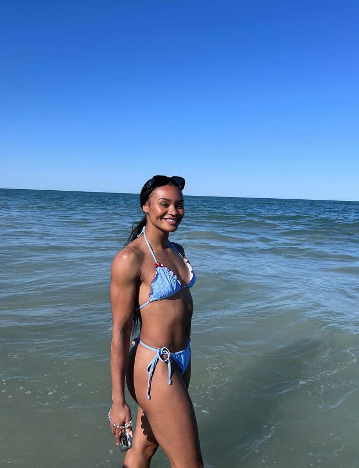 Medaliata cu argint de la Jocurile Olimpice i-a lăsat muți de uimire! A venit cu o rochie transparentă la „Săptămâna modei”