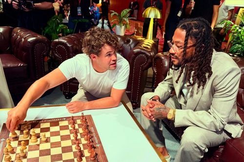 Derrick Rose, alături de Magnus Carlsen/Foto: X (Ben Golliver)