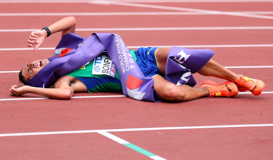 Epuizat de efort, Caio Bonfim s-a întins pe pistă FOTO Guliver/GettyImages Fostul fotbalist care a devenit campion mondial la Tokyo » Caio Bonfim a câștigat primul aur pentru Brazilia în proba de marș