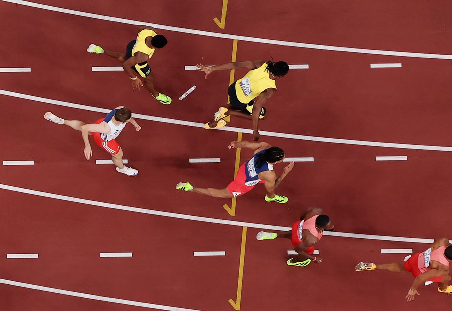 Ryiem Forde și Kishane Thompson au ratat schimbul pentru Jamaica FOTO Guliver/GettyImages Incidentele din probele de ștafete masculine au adus decizii după încheierea concursului la Campionatele Mondiale de la Tokyo