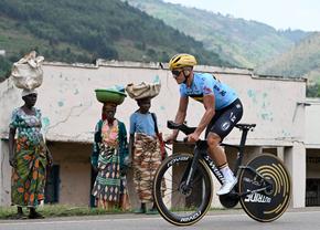 Imagini antologice de la Campionatelor Mondiale de Ciclism pe șosea, organizate în premieră în Africa » Fenomenul Remco, printre cetățenii din Rwanda