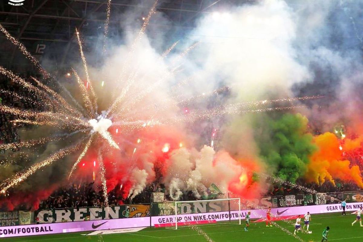 FERENCVAROS - UJPEST 1-0 // VIDEO + FOTO Atmosferă ULUITOARE la derby-ul Ungariei: ultrașii au „incendiat” stadionul!
