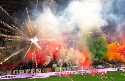 FERENCVAROS - UJPEST 1-0 // VIDEO + FOTO Atmosferă ULUITOARE la derby-ul Ungariei: ultrașii au „incendiat” stadionul!