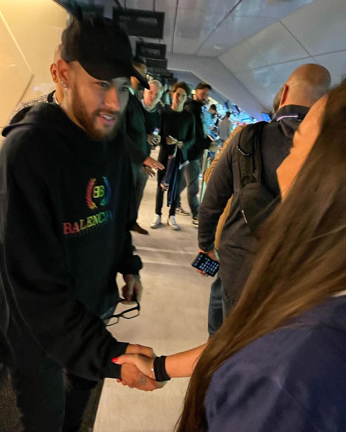 Vedeta din Romania care s-a luat în brațe cu Neymar pe stadion: „Îmi trimit copilul să joace la Paris"