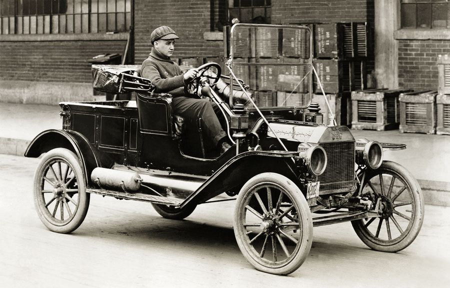 Au existat mașini electrice încă din 1917? Povestea fascinantă a unei imagini care face înconjurul lumii