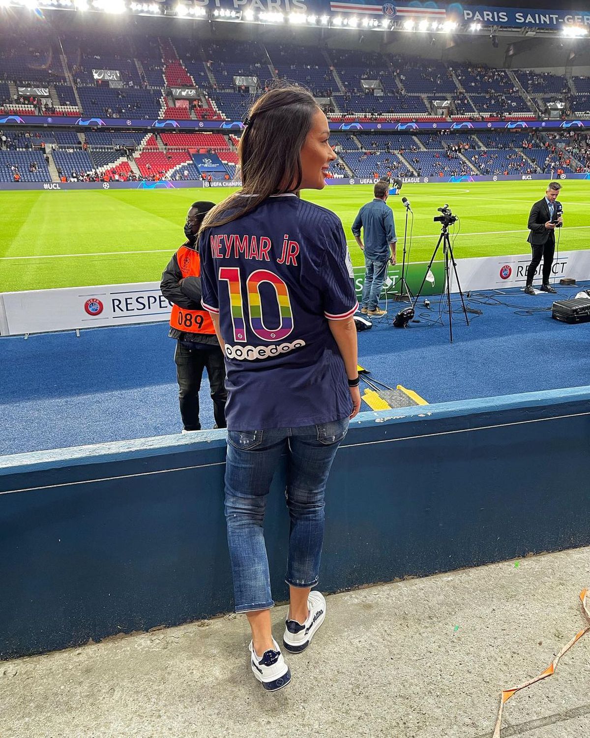 Vedeta din Romania care s-a luat în brațe cu Neymar pe stadion: „Îmi trimit copilul să joace la Paris"