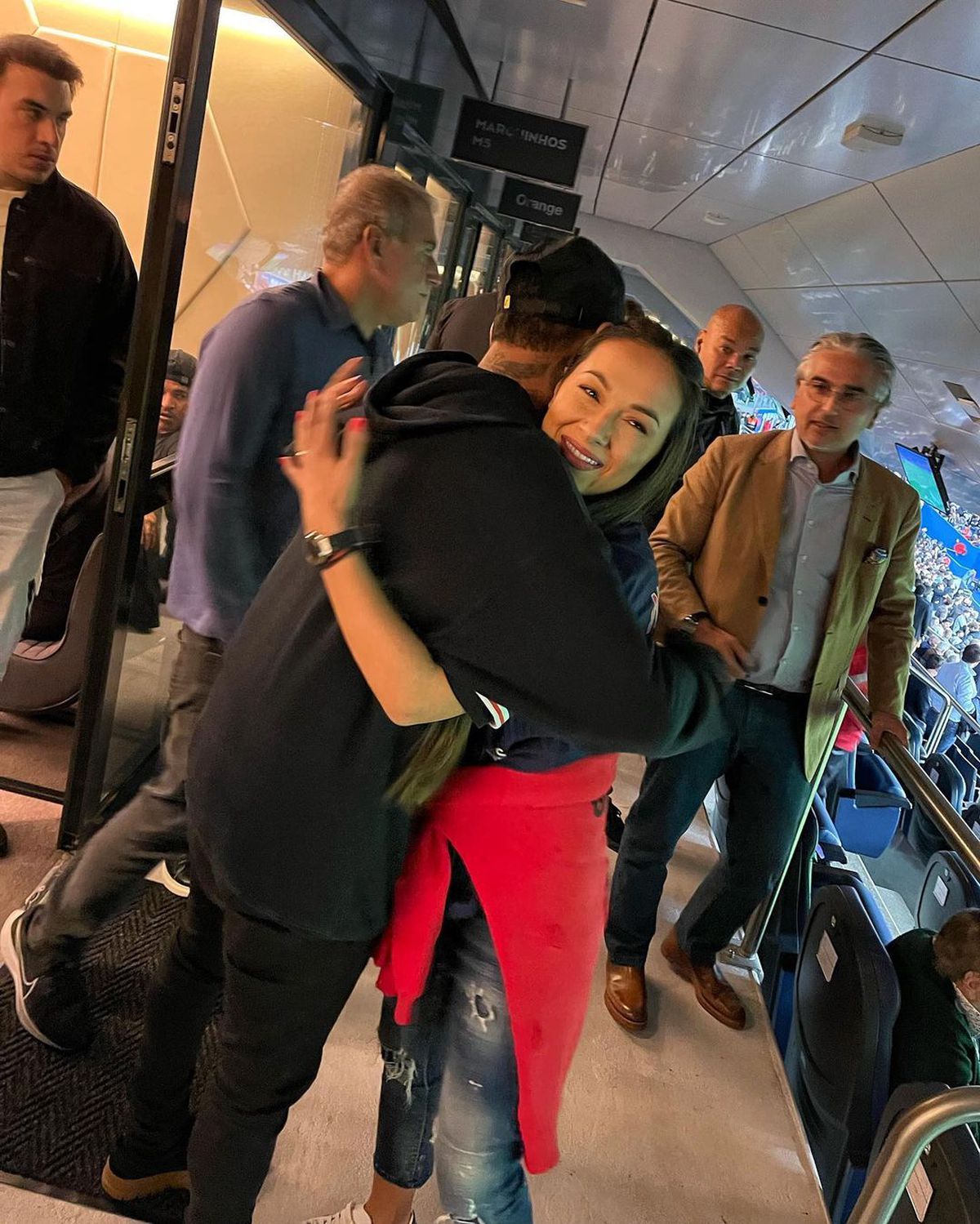Vedeta din Romania care s-a luat în brațe cu Neymar pe stadion: „Îmi trimit copilul să joace la Paris"