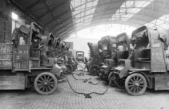 Au existat mașini electrice încă din 1917? Povestea fascinantă a unei imagini care face înconjurul lumii