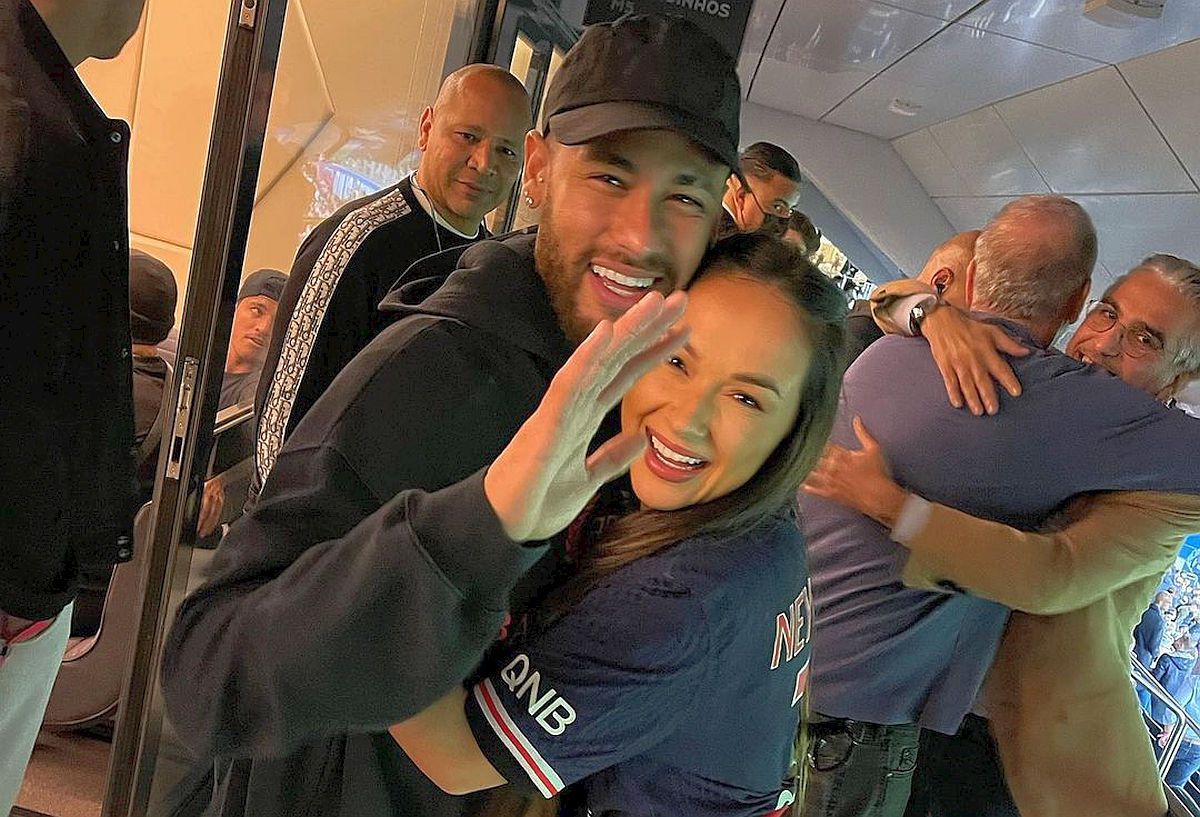 Vedeta din Romania care s-a luat în brațe cu Neymar pe stadion: „Îmi trimit copilul să joace la Paris"